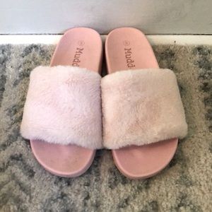 💕3/$19💕 Mudd Pink Faux Fur Slides 💗